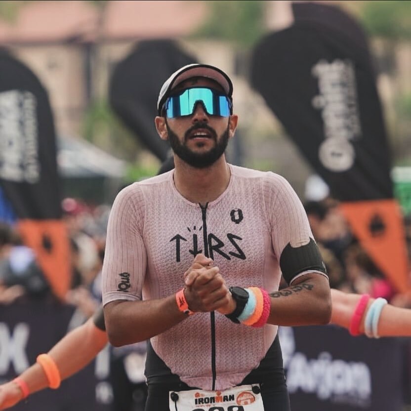 Marcos Martins, Venture Builder em tecnologia e serviços, cruzando a linha de chegada de um Ironman.